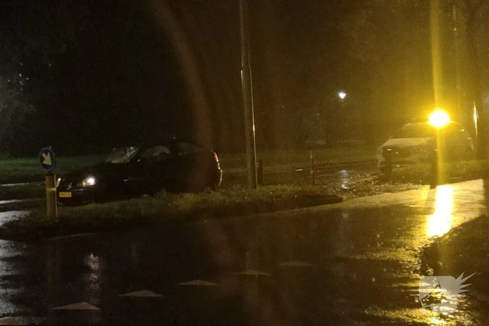 Personenauto rijdt tegen verkeersmaatregel aan