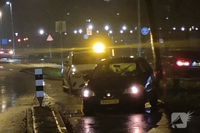 Personenauto rijdt tegen verkeersmaatregel aan