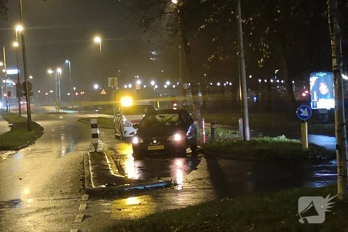 Personenauto rijdt tegen verkeersmaatregel aan