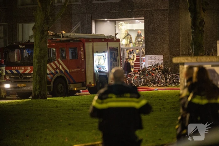 Grote brand op de vierde etage van flatgebouw