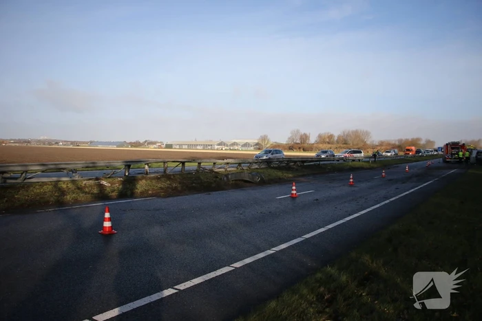Bestelbus tegen vangrail gecrasht