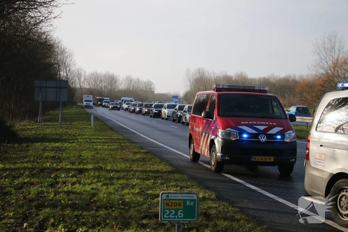 Bestelbus tegen vangrail gecrasht