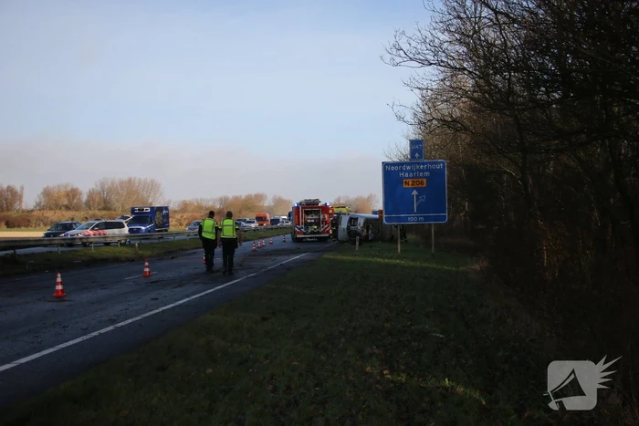 Bestelbus tegen vangrail gecrasht