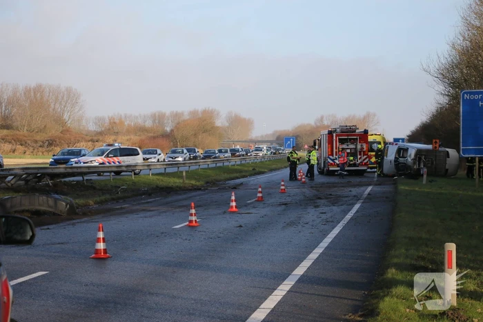 Bestelbus tegen vangrail gecrasht