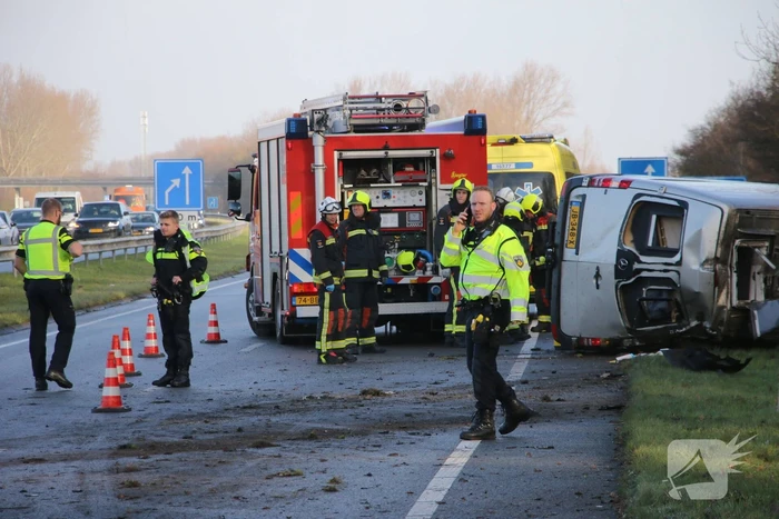 Bestelbus tegen vangrail gecrasht