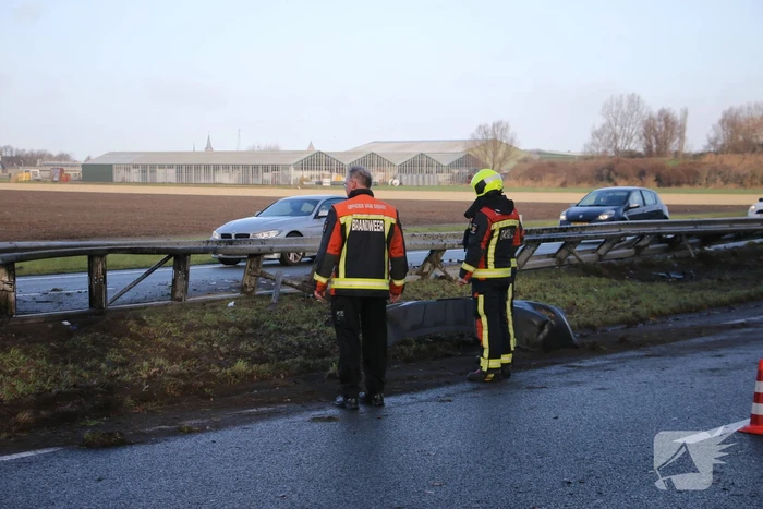 Bestelbus tegen vangrail gecrasht