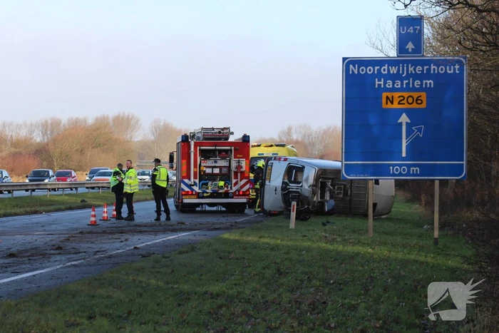 Bestelbus tegen vangrail gecrasht