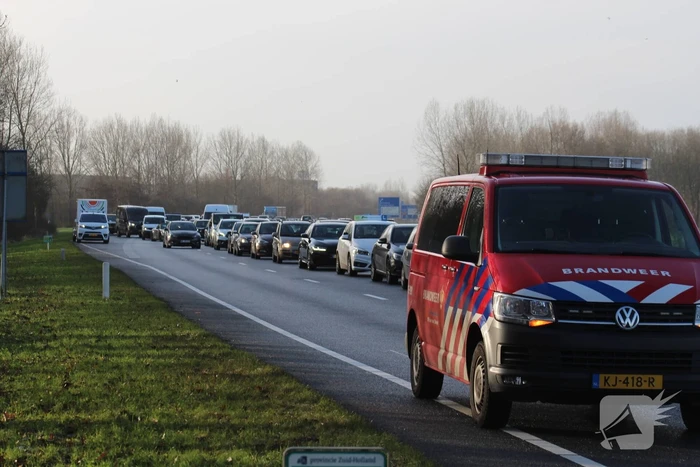 Bestelbus tegen vangrail gecrasht