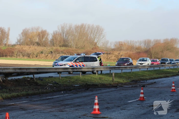 Bestelbus tegen vangrail gecrasht