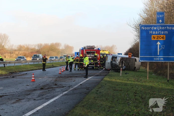 Bestelbus tegen vangrail gecrasht