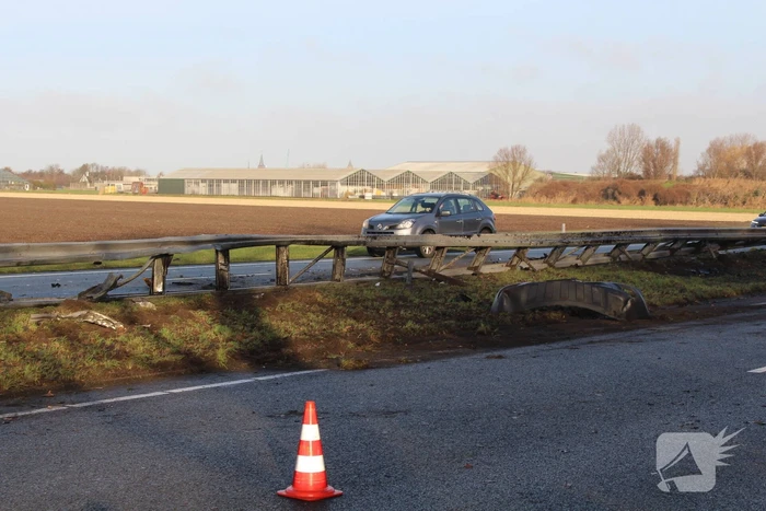 Bestelbus tegen vangrail gecrasht