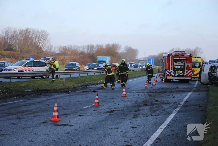 Bestelbus tegen vangrail gecrasht