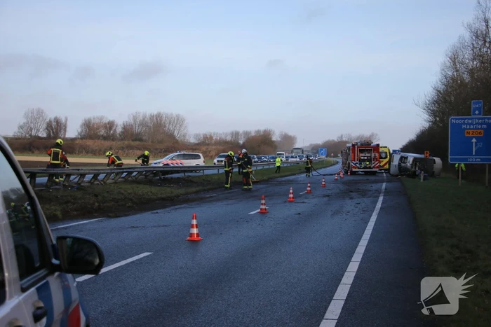 Bestelbus tegen vangrail gecrasht