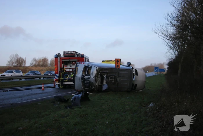 Bestelbus tegen vangrail gecrasht