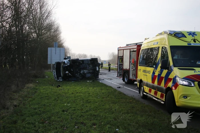 Bestelbus tegen vangrail gecrasht