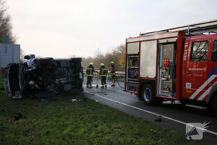 Bestelbus tegen vangrail gecrasht