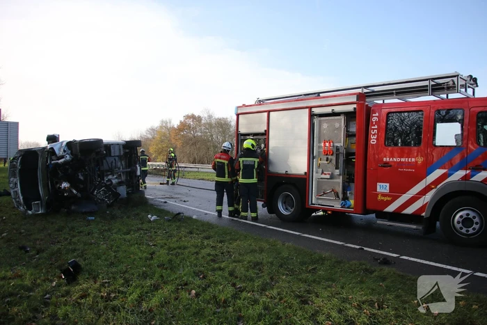 Bestelbus tegen vangrail gecrasht