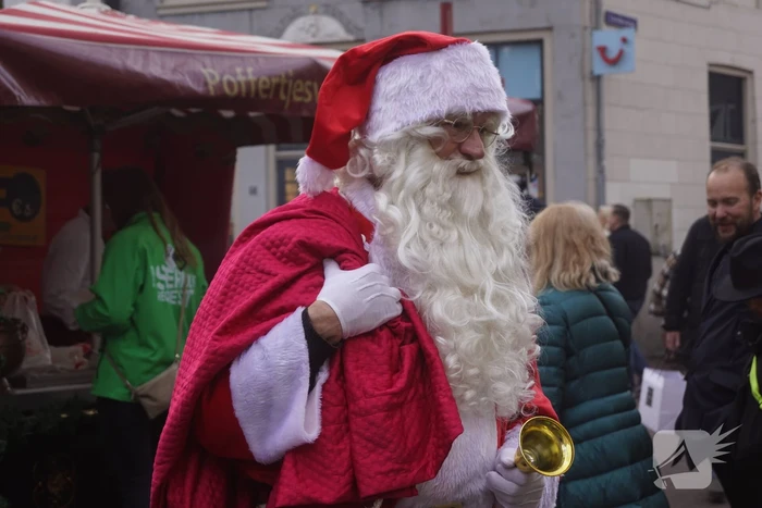 Sinterklaascomité op pad met kerstman voor Glazenhuis
