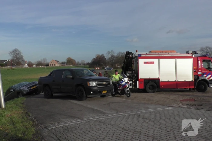 Voertuig belandt in greppel