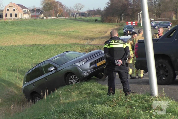 Voertuig belandt in greppel