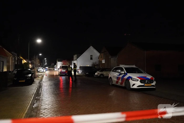Aanhoudingen nadat bestuurder op agenten inrijd, politie lost schoten op auto