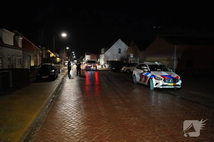 Aanhoudingen nadat bestuurder op agenten inrijd, politie lost schoten op auto