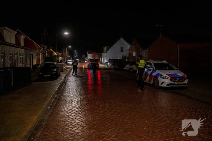 Aanhoudingen nadat bestuurder op agenten inrijd, politie lost schoten op auto