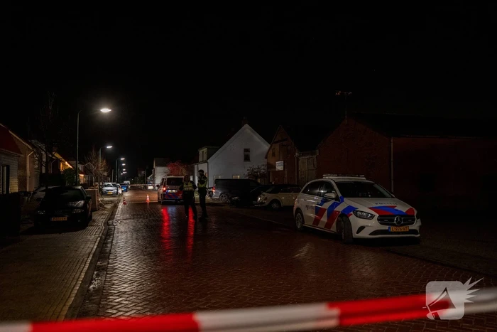 Aanhoudingen nadat bestuurder op agenten inrijd, politie lost schoten op auto