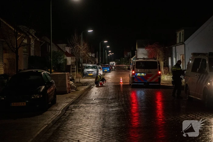 Aanhoudingen nadat bestuurder op agenten inrijd, politie lost schoten op auto
