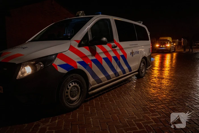 Aanhoudingen nadat bestuurder op agenten inrijd, politie lost schoten op auto