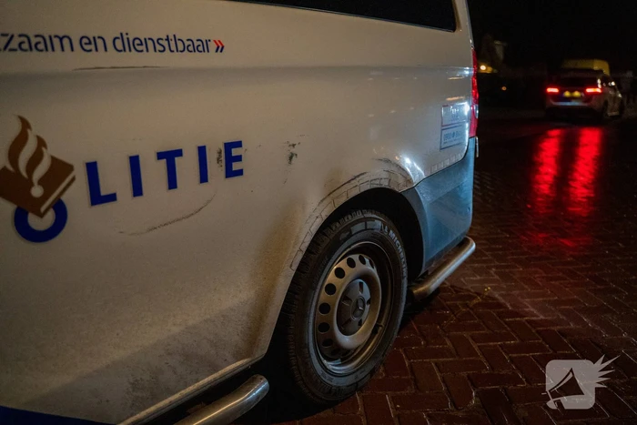 Aanhoudingen nadat bestuurder op agenten inrijd, politie lost schoten op auto