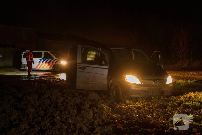 Aanhoudingen nadat bestuurder op agenten inrijd, politie lost schoten op auto