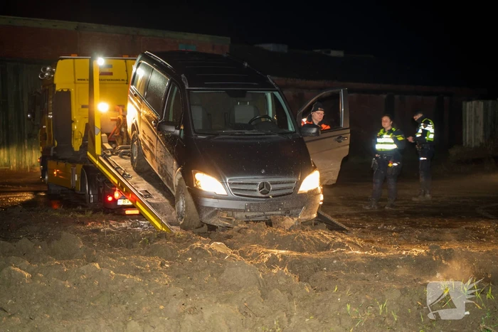 Aanhoudingen nadat bestuurder op agenten inrijd, politie lost schoten op auto