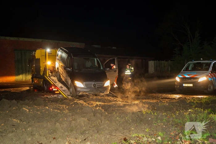 Aanhoudingen nadat bestuurder op agenten inrijd, politie lost schoten op auto