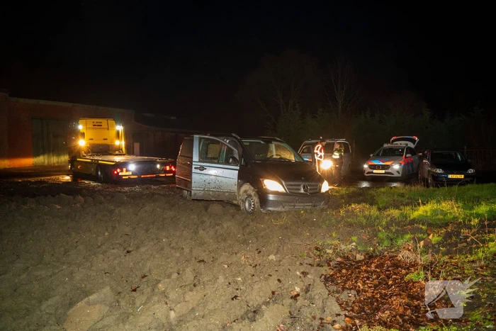 Aanhoudingen nadat bestuurder op agenten inrijd, politie lost schoten op auto