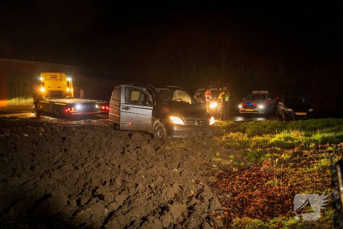 Aanhoudingen nadat bestuurder op agenten inrijd, politie lost schoten op auto