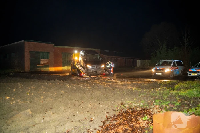 Aanhoudingen nadat bestuurder op agenten inrijd, politie lost schoten op auto