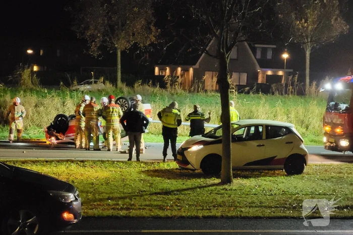 Auto slaat over de kop bij ongeval