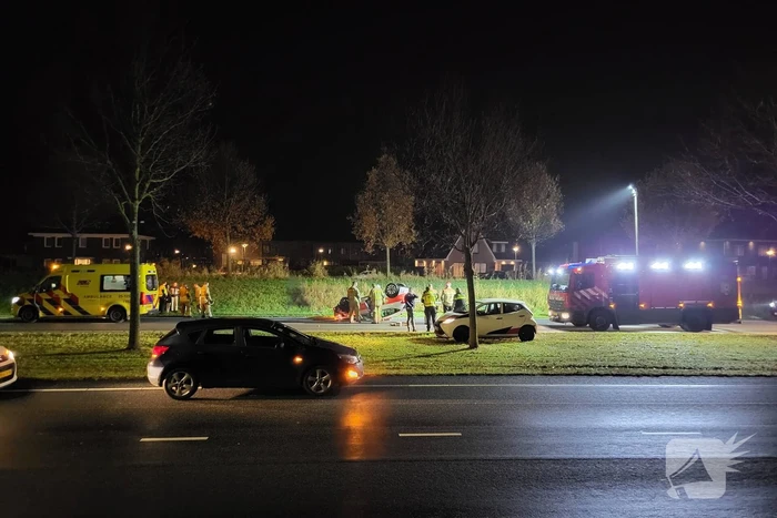Auto slaat over de kop bij ongeval