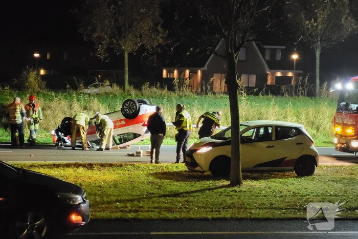 Auto slaat over de kop bij ongeval