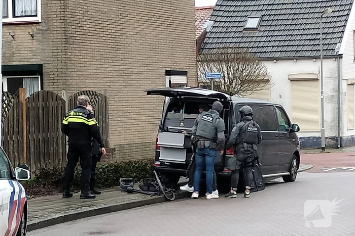 Straat groots afgezet vanwege inzet arrestatieteam
