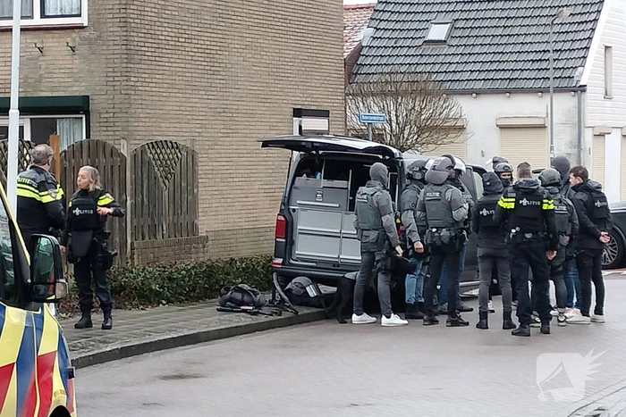 Straat groots afgezet vanwege inzet arrestatieteam