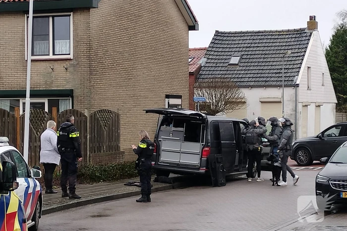 Straat groots afgezet vanwege inzet arrestatieteam