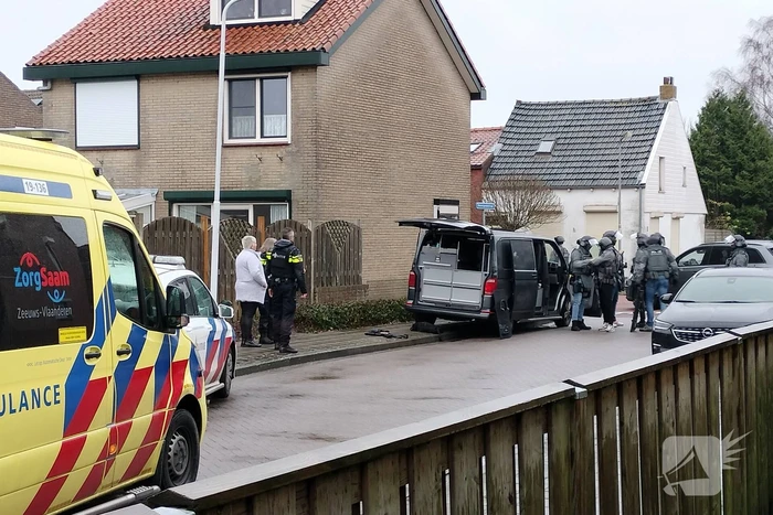 Straat groots afgezet vanwege inzet arrestatieteam