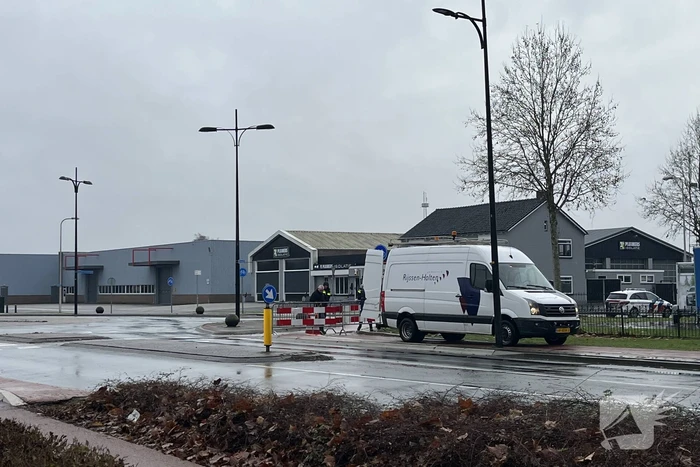 Straat weggezakt door waterlekkage