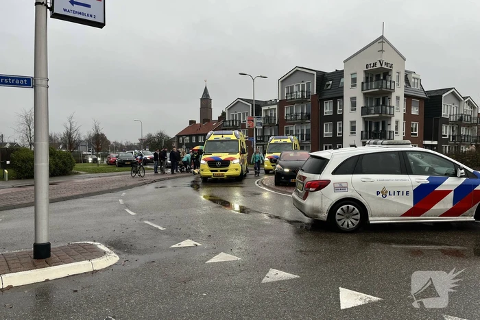 Automobilist en fietser in botsing op rotonde