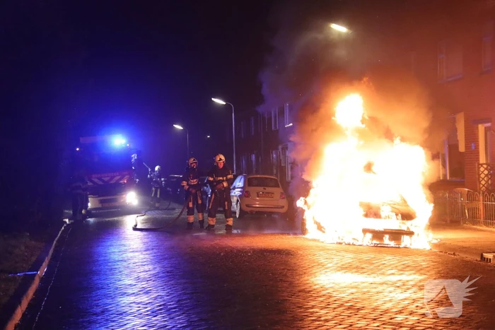 Geparkeerd auto verwoest door brand