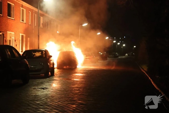 Geparkeerd auto verwoest door brand