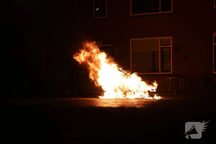 Geparkeerd auto verwoest door brand