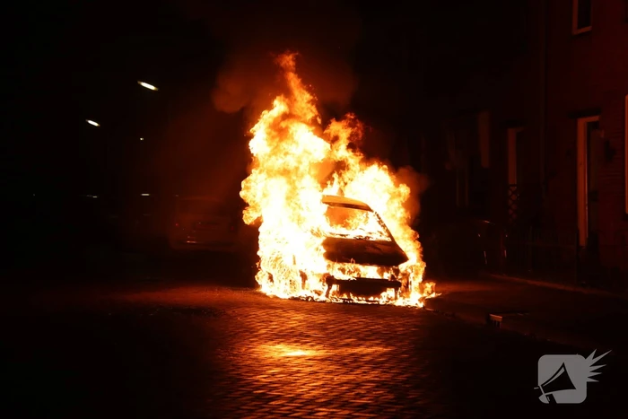 Geparkeerd auto verwoest door brand